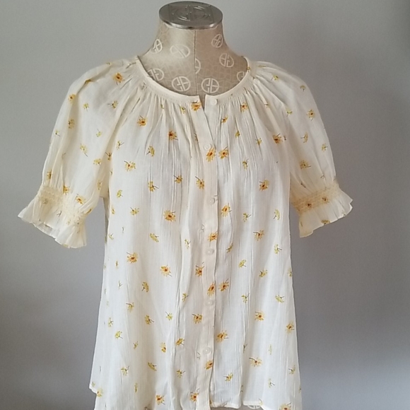 Madewell Smocked Button-Up Top in French Daisies - Picture 2 of 7